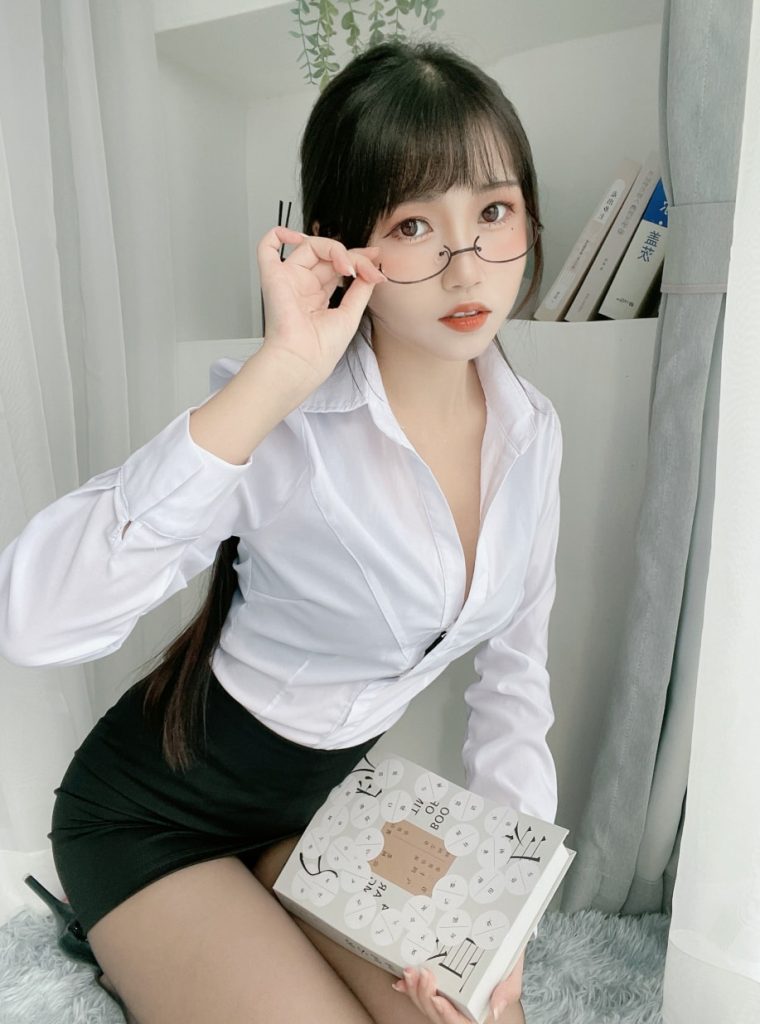 不呆猫 NO.064 黑丝包臀OL [24P5V-908MB]-喵咪社